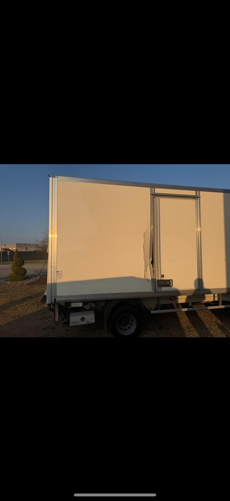 Caisse 20 m³ endommagée avant réparation